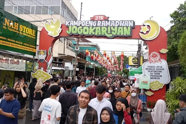 Masjid Jogokariyan, Yogyakarta menyediakan buka puasa gratis selama Ramadan dalam Kampoeng Ramadhan Jogokariyan.