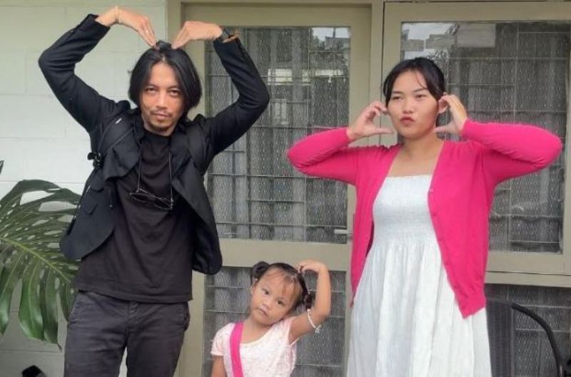 Potret musisi kenamaan Indonesia, Fiersa Besari (kiri) bersama sang anak, Kinasih Menyusuri Bumi (tengah).