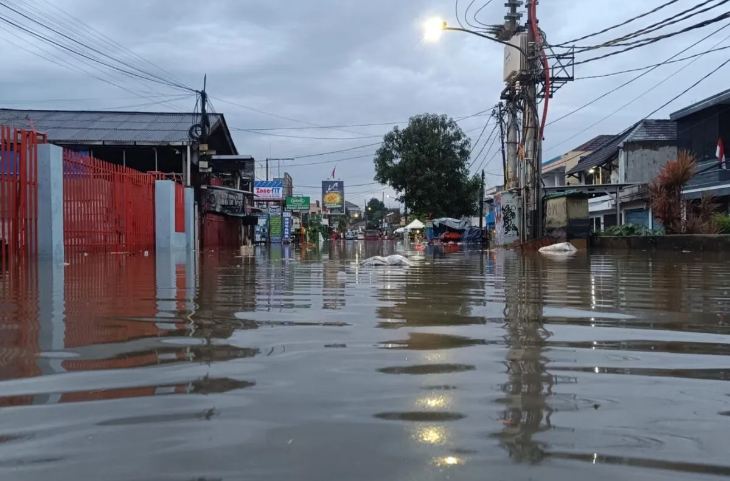 Banjir juga merendam  permukiman warga dan melumpuhkan aktivitas.