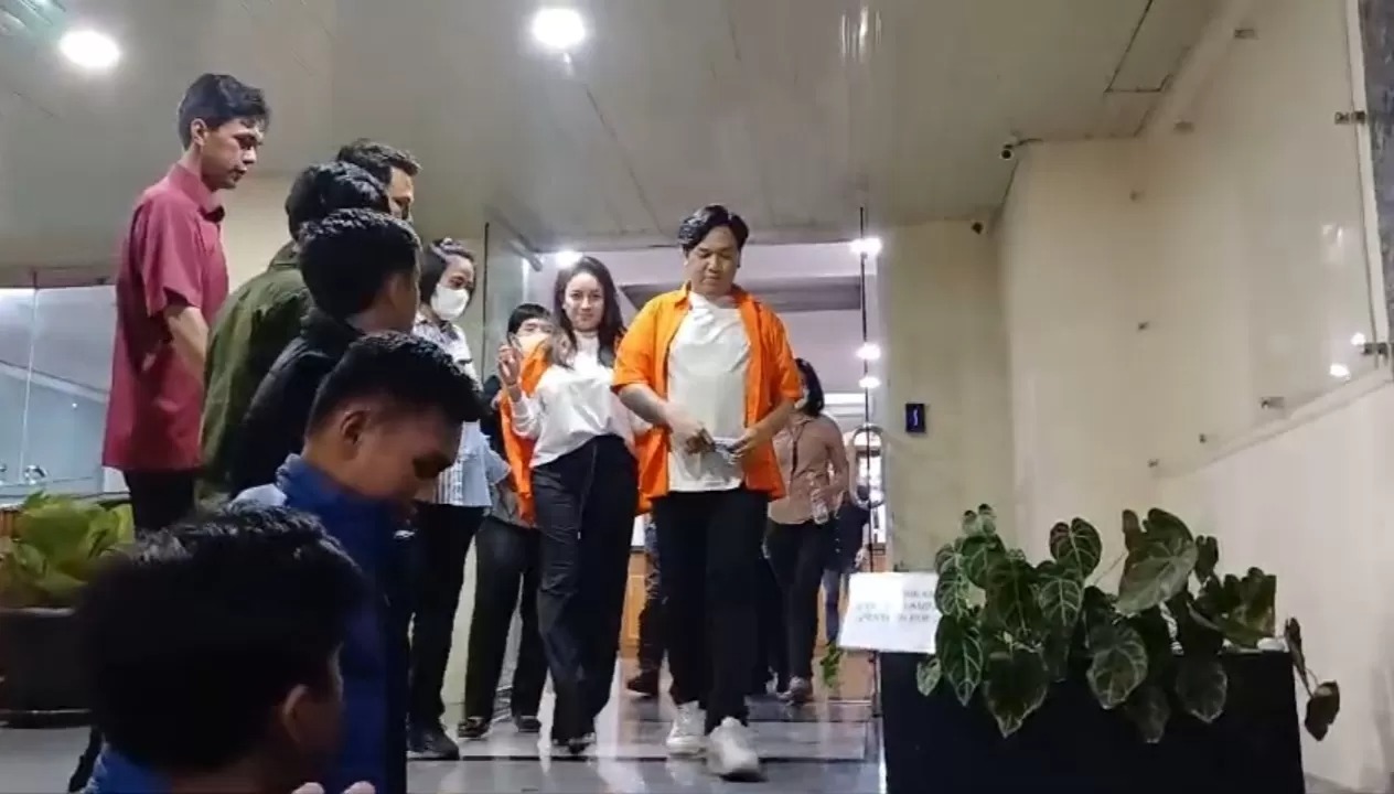 Nikita Mirzani ditahan 20 hari atas dugaan pemerasan, tetap santai dengan senyum dan tawa di balik seragam oranye.