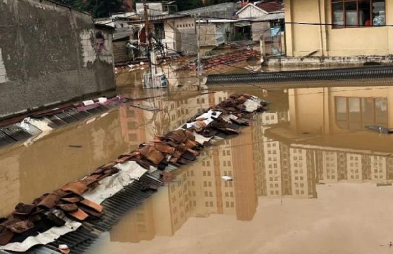 Potret kondisi terkini insiden banjir yang merendam kawasan Jakarta Selatan.