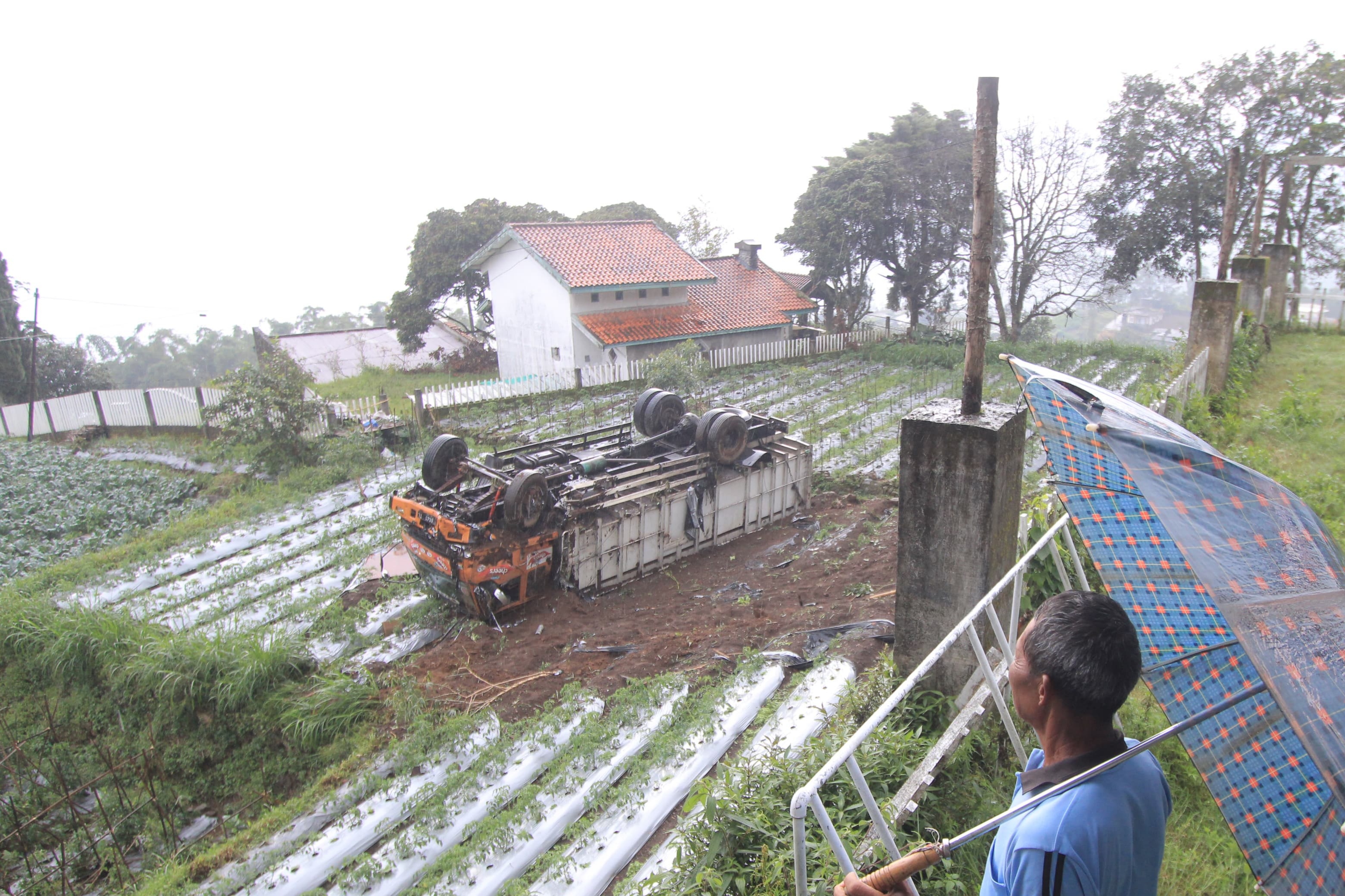 KECELAKAAN TUNGGAL: Truk bernopol N 9849 TL terbalik di sawah masuk Dusun Singolangu, Kelurahan Sarangan, Plaosan, Magetan, Kamis (6/3)