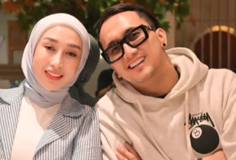 Reza Gladys dan suaminya, Attaubah Mufid.