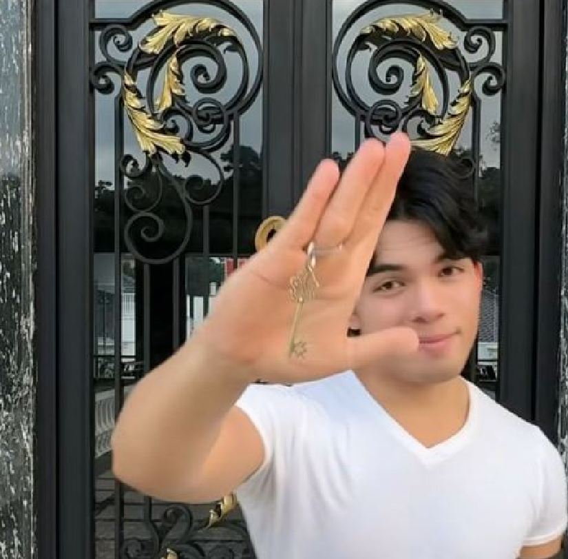 Melalui unggahan di akun Instagram dan YouTube pribadinya, Saaih memperlihatkan sekilas tampilan rumahnya.