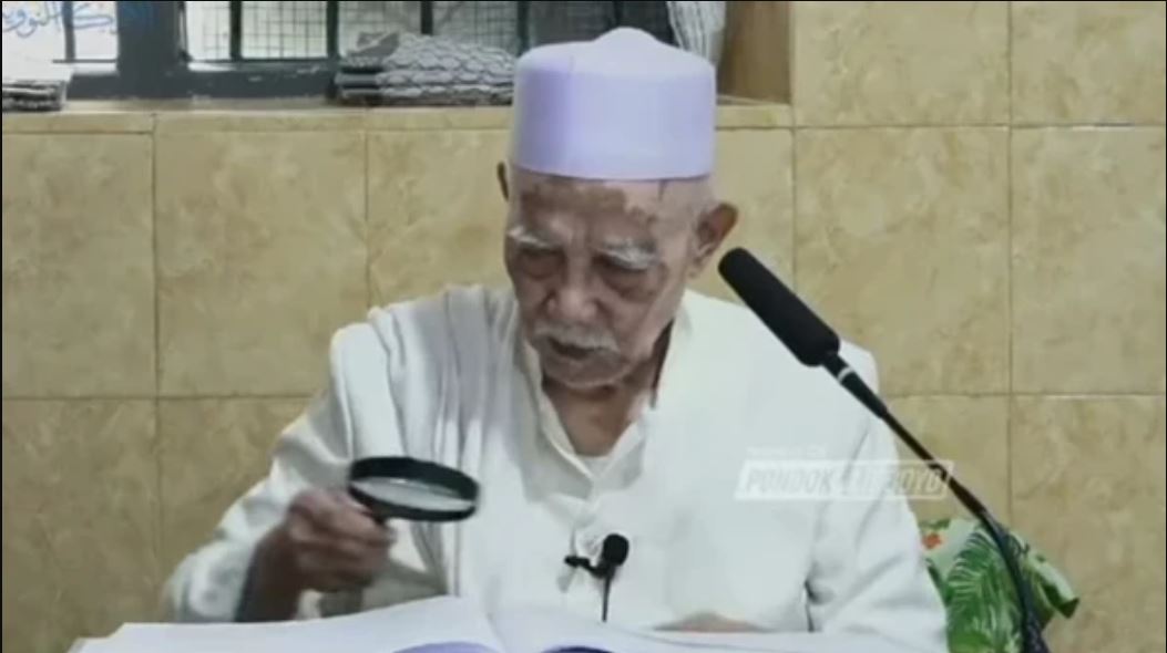 KH Anwar Manshur istiqamah dalam mengaji kitab dan ibadah malam.