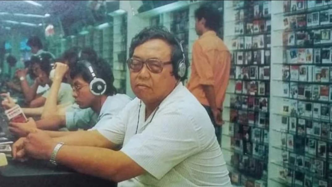 Gus Dur sedang mendengarkan lagu di Toko Kaset Duta Suara, Jalan Sabang Jakarta Pusat.