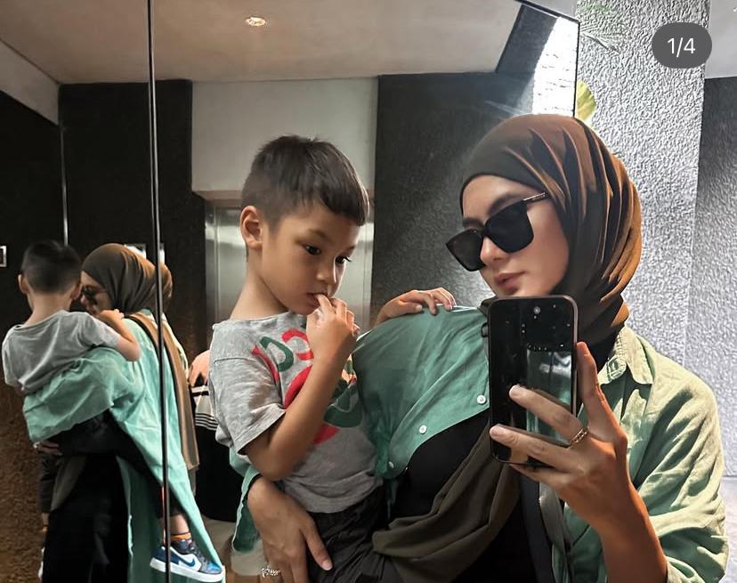 Paula Verhoeven bersama sang anak