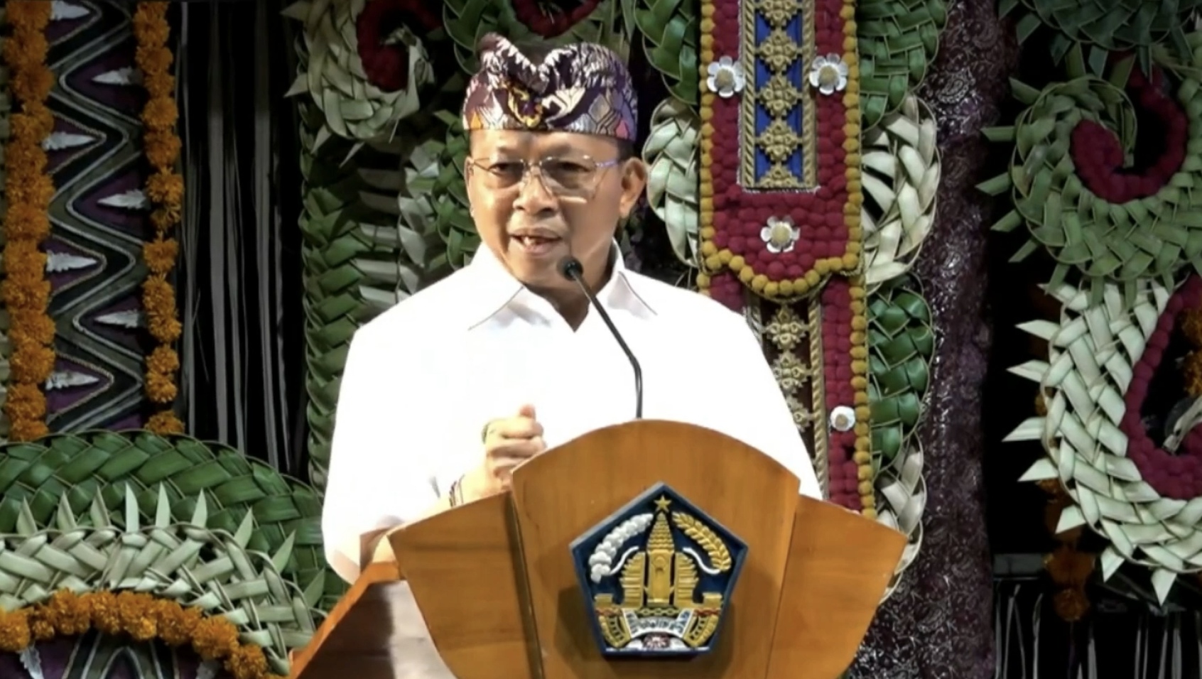 Gubernur Koster menyampaikan pidato perdananya di Ruang Sidang Utama DPRD Provinsi Bali, Denpasar, pada Selasa (4/3).