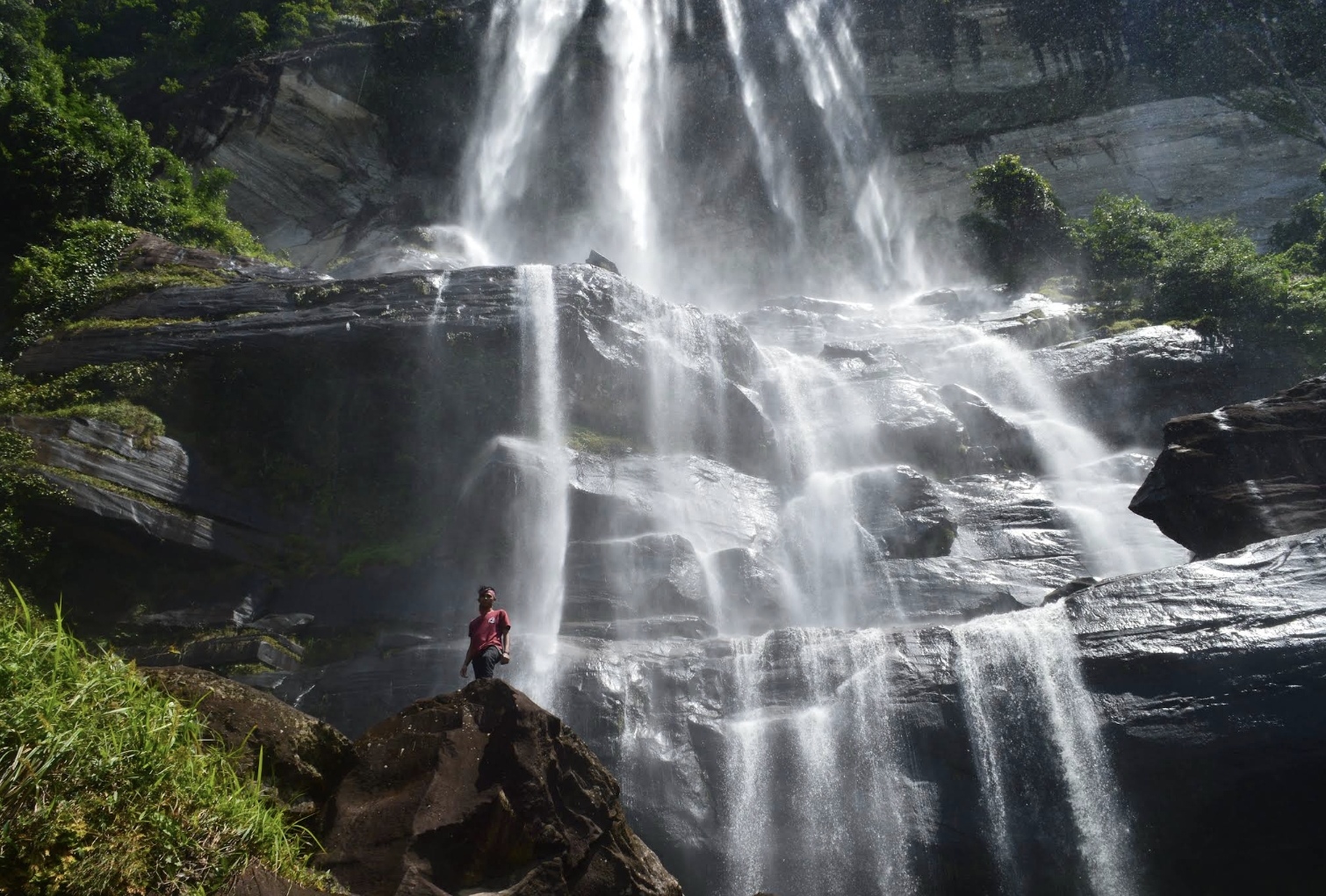 Air Terjun Terinting, menawarkan keindahan alam yang memukau di tengah hutan Kalimantan Barat.