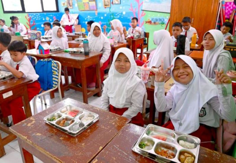 Suasana di SDN Jati 05 Pagi, Pulogadung, Jakarta Timur, Senin 3 Februari 2025 saat program Makan Bergizi Gratis (MBG) dilaksanakan bersama para siswa.