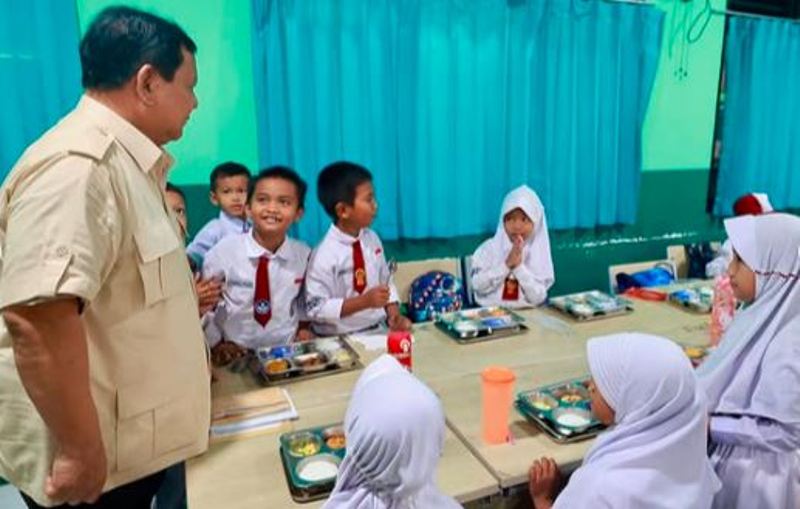 Prabowo Saat Meninjau Pelaksanaan Program Makan Bergizi Gratis di SDN 1 dan SDN 2 Kedung Jaya, Bogor, Jawa Barat.