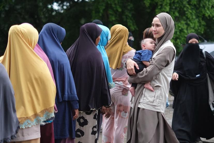 Zaskia Mecca saat memberikan bantuan