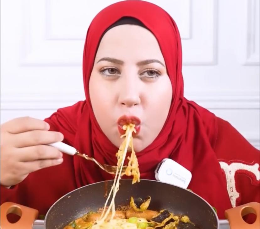 Tasyi Athasyia dalam salah satu videonya saat mukbang
