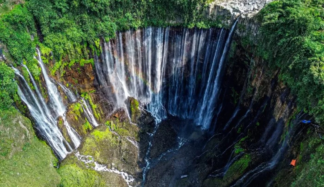 NIAGARA: Keindahan Air Terjun Tumpak Sewu Lumajang jika disaksikan dari destinasi Grojogan Sewu.
