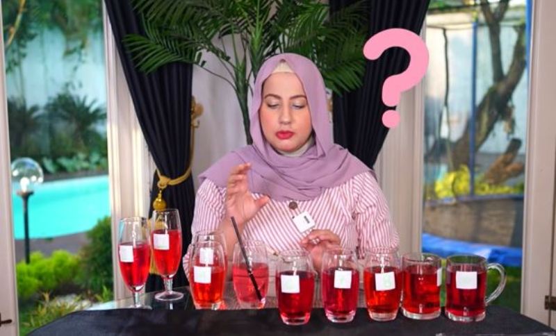 Review Tasyi Athasyia yang dinilai kontroversial di beberapa kontennya.