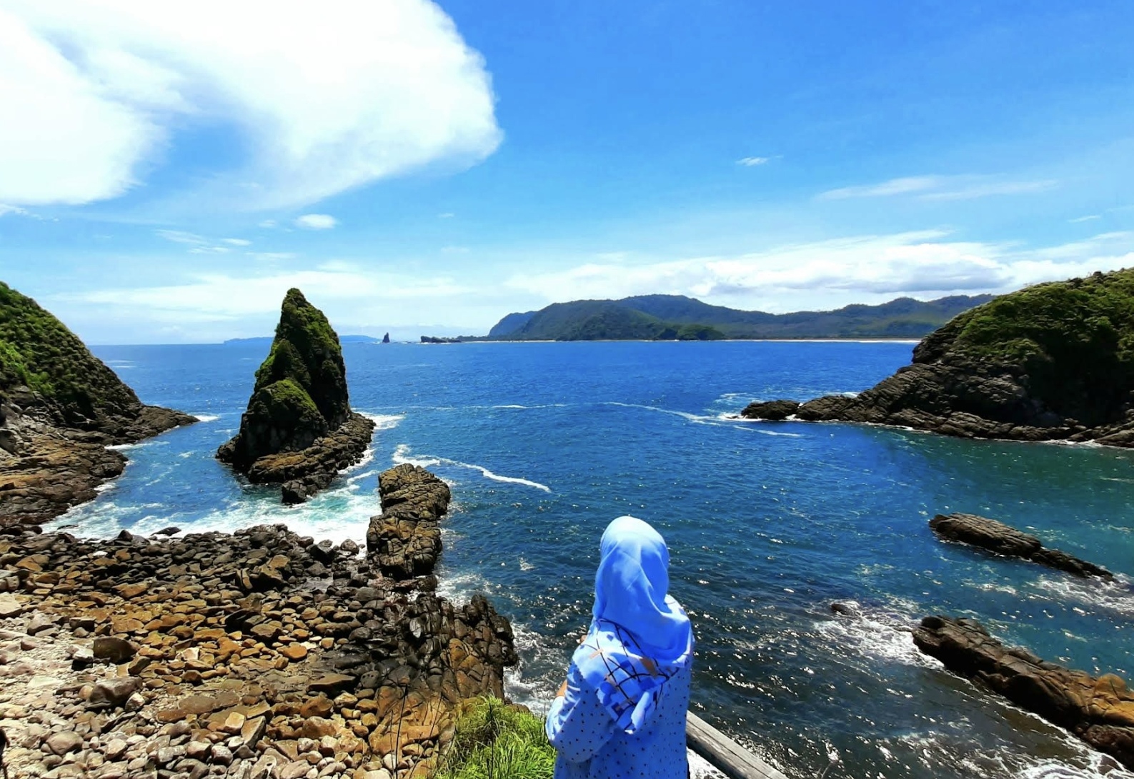 Dari puncak bukit, pengunjung dapat menikmati pemandangan laut yang luas.
