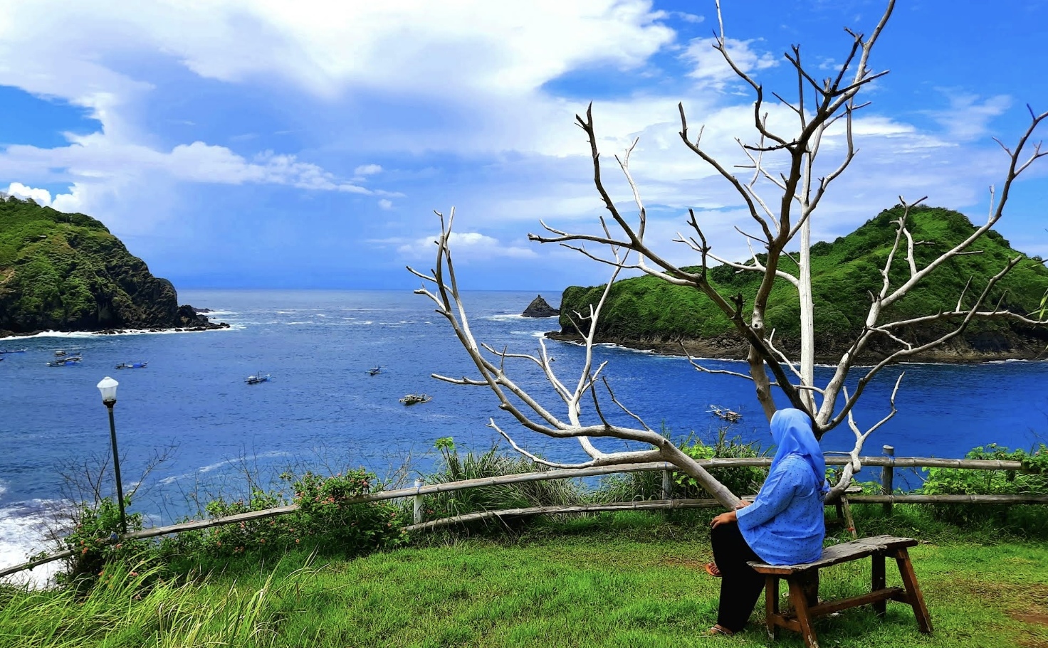 Bukit Sambojo menawarkan panorama menawan dengan latar belakang Pantai Payangan.