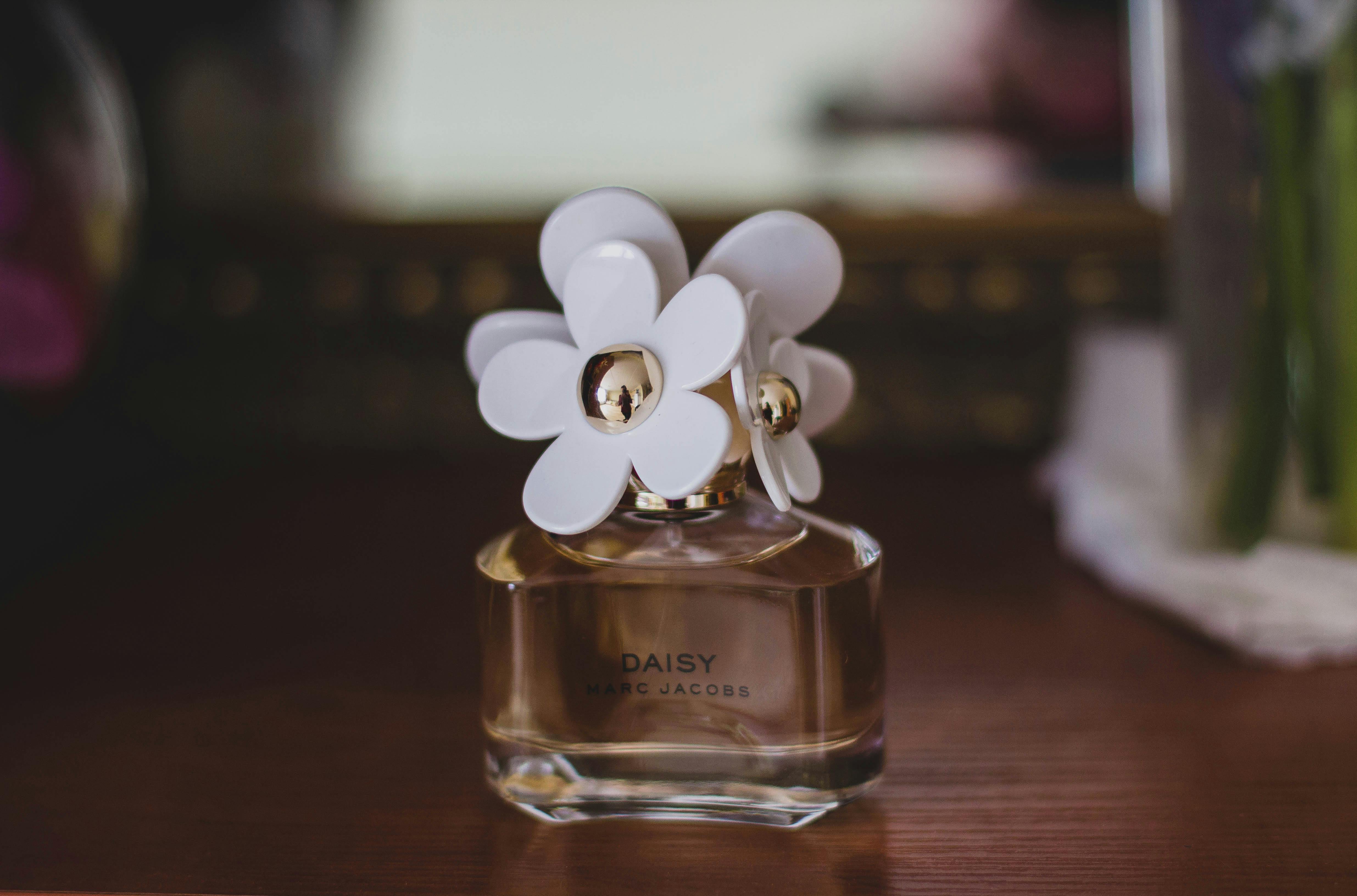 Ilustrasi foto parfum cewek dengan aroma kue
