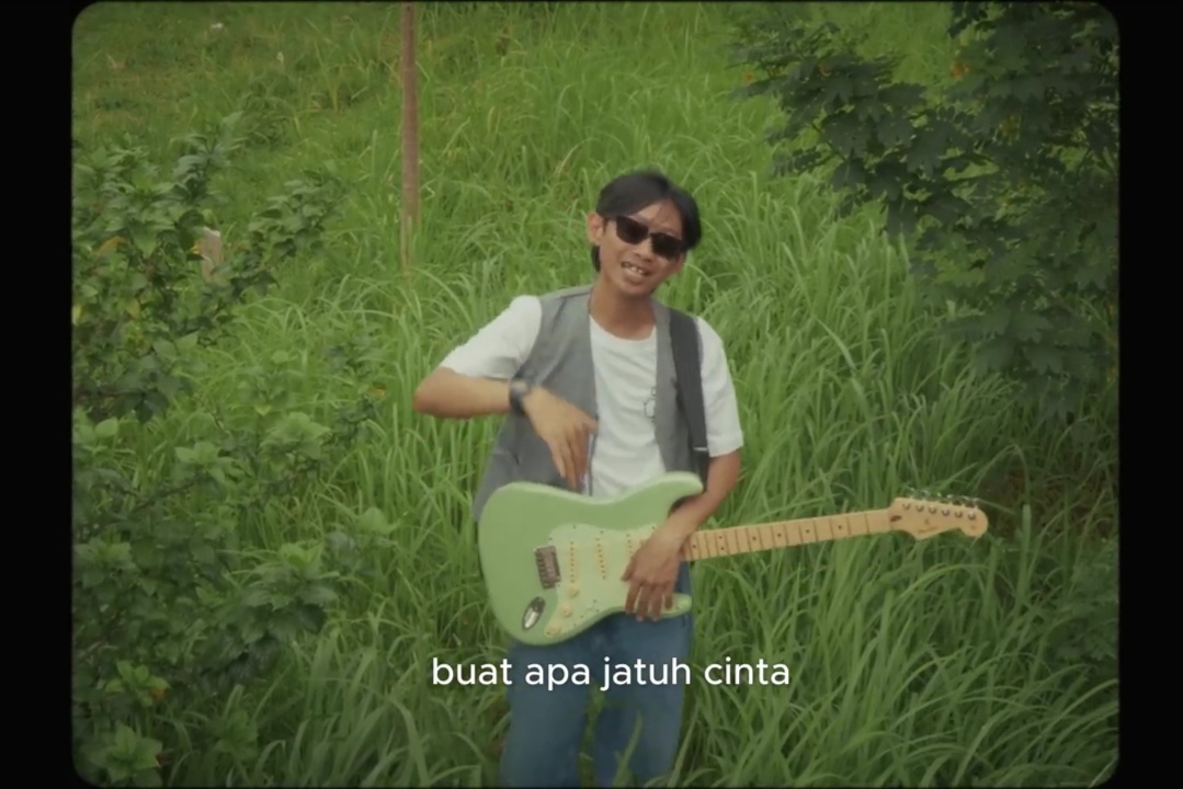 Yono Bakrie dalam video klip lagu Sembari.