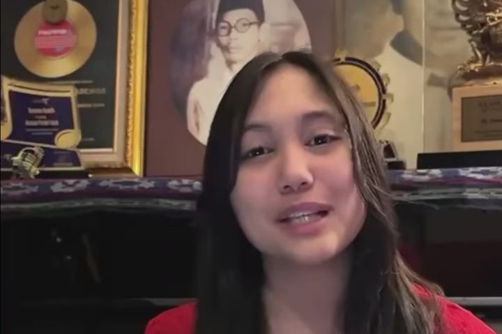 Antea Turk saat melantunkan Indonesia Tjantik karya WR Supratman.