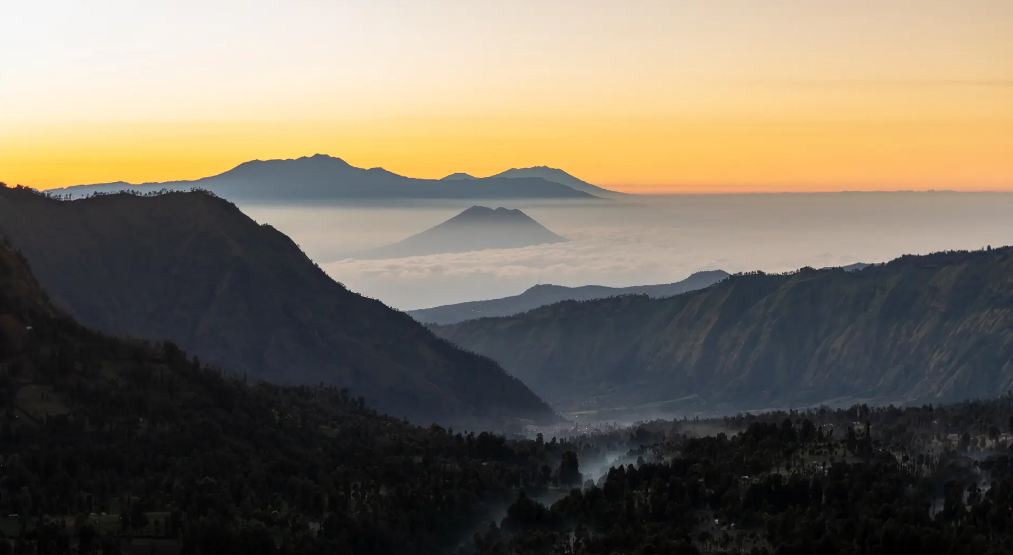 Gunung Argopuro Jember dengan sensasi pendakian terpanjang di Pulau Jawa.