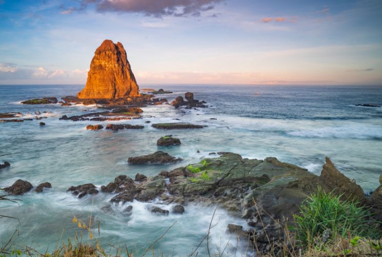 Pantai Tanjung Papuma, yang merupakan singkatan dari Pasir Putih Malikan.