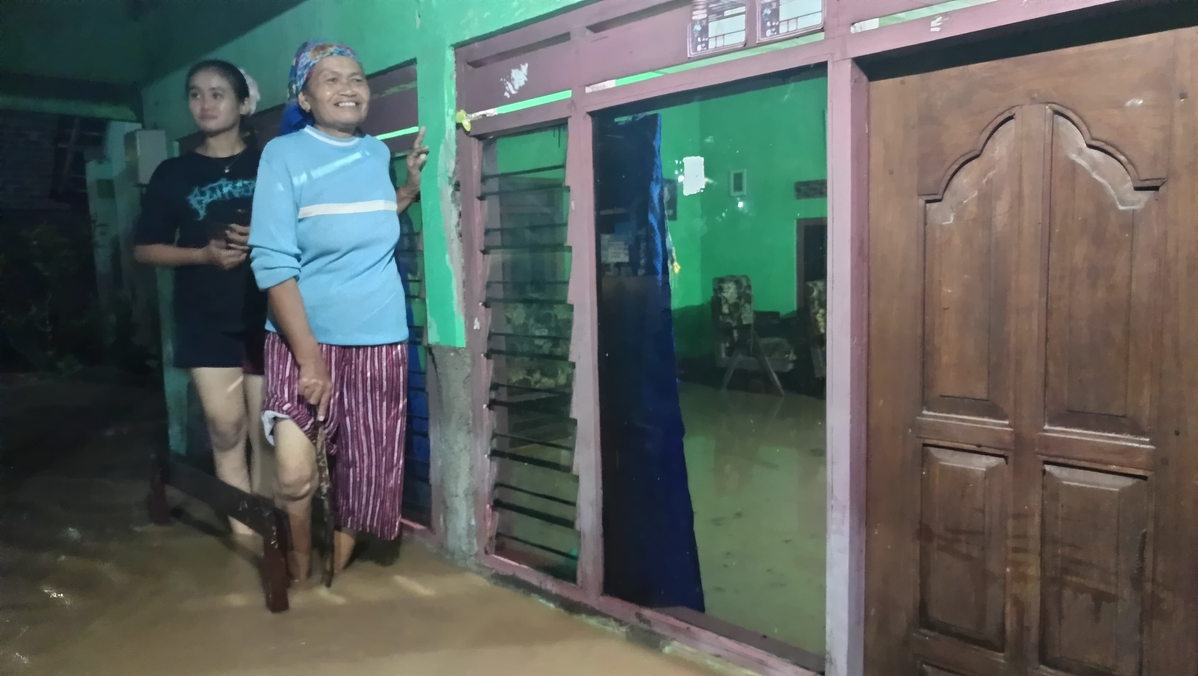 Banjir Madiun rendam rumah warga.