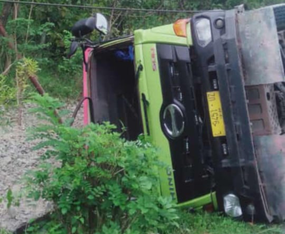 Truk terguling di Pacitan.