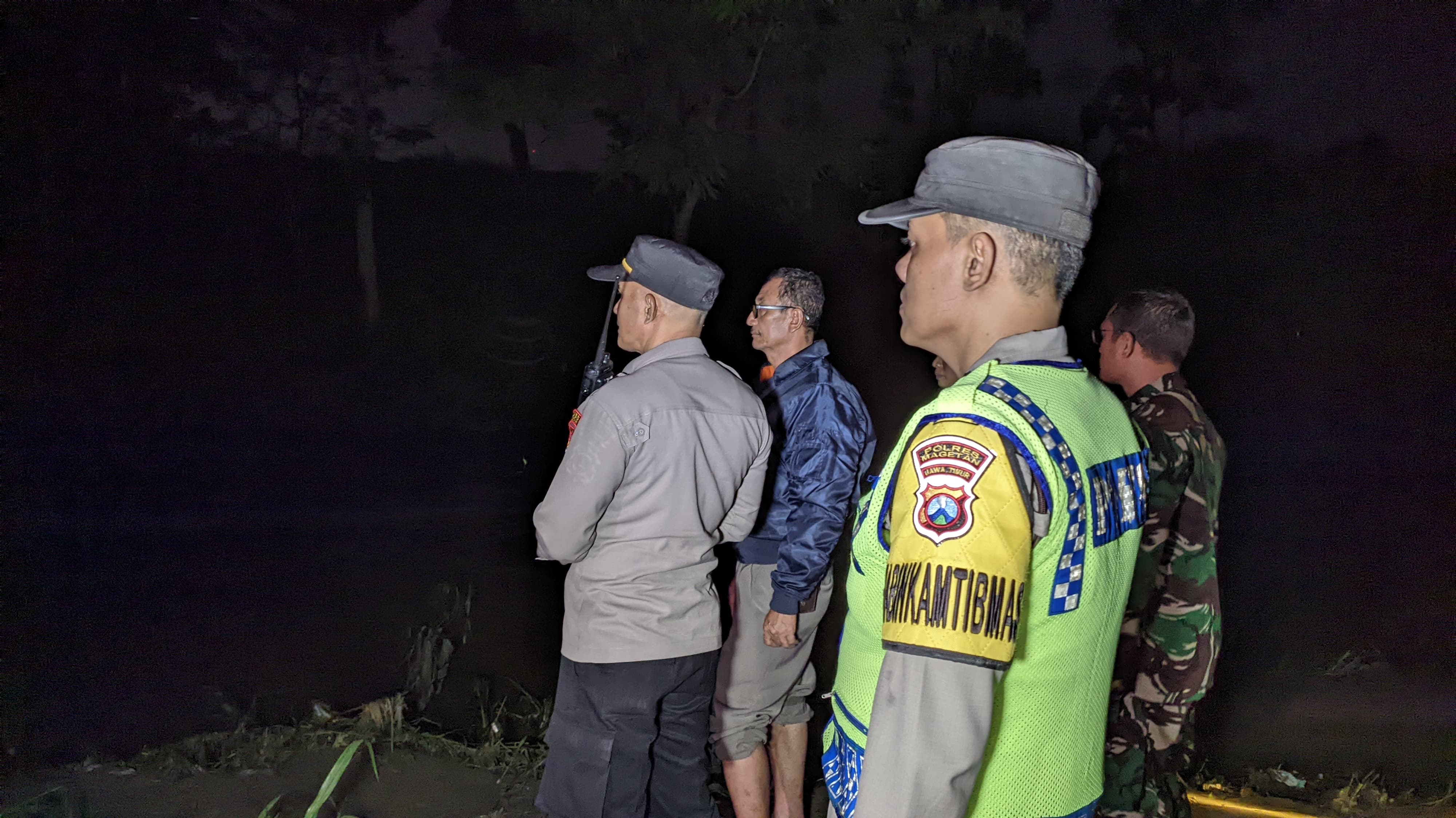 Pencarian korban terseret banjir bandang Sungai Gonggang Magetan.