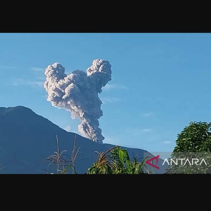 Gunung Marapi yang berada di Kabupaten Agam dan Kabupaten Tanah Datar, Sumatera Barat meletus pada Minggu pagi (16/3/2025)