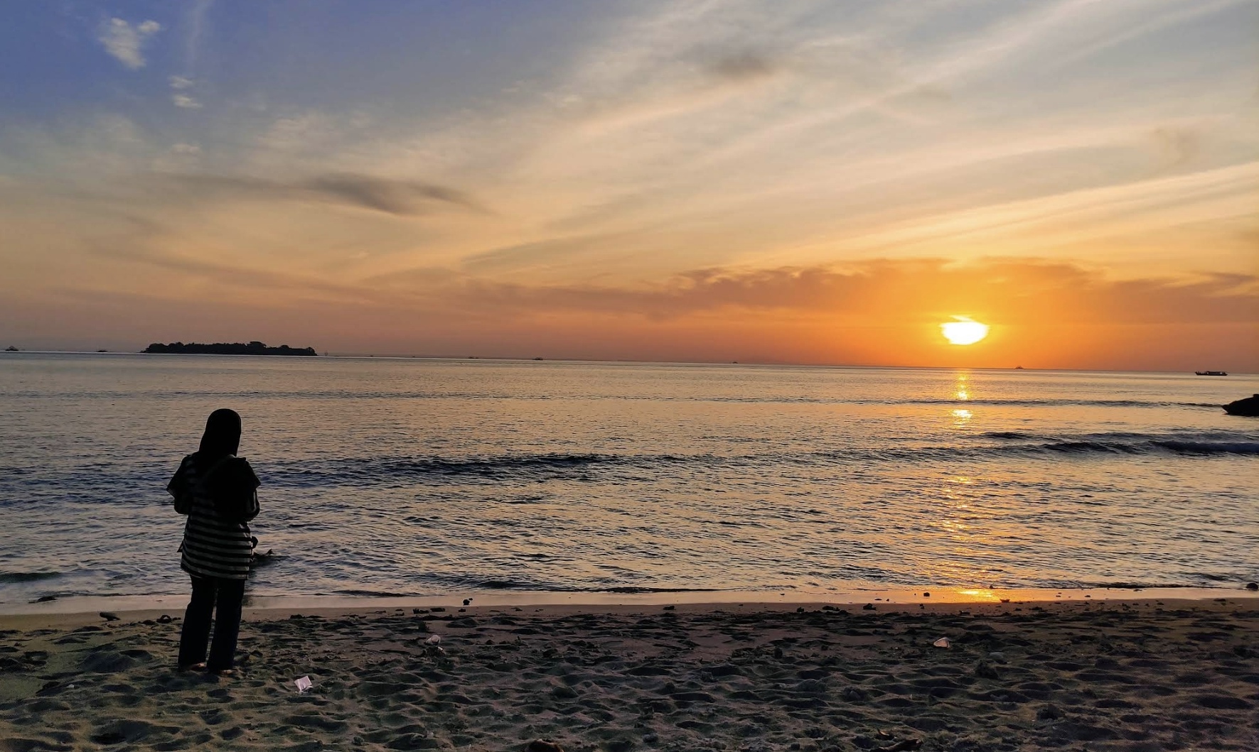 menikmati keindahan sunset di Pantai Daplangu