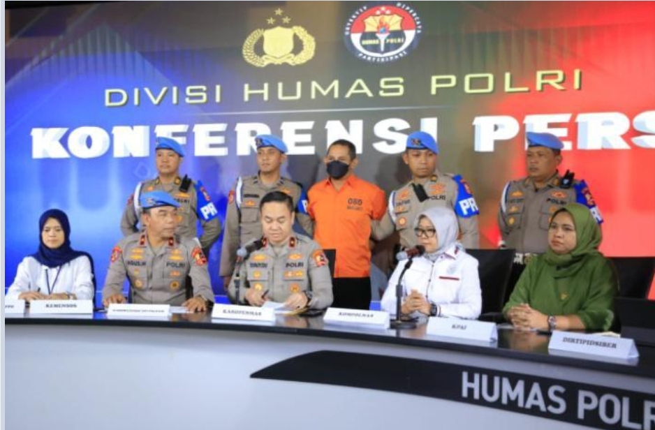 Tersangka kasus dugaan asusila mantan Kapolres Ngada NTT, Fajar Widyadharma saat konferensi pers Divisi Humas Polri.