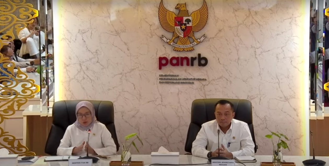Menpan RB Rini Widyantini bersama Mensesneg Prasetyo Hadi saat Konferensi Pers terkait CASN 2024, Senin (17/3).