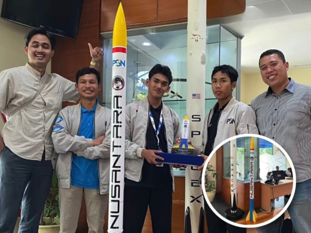 Bikin Bangga, 3 siswa SMKN 4 Pontianak bikin roket amatir yang sukses tembus lebih dari 1 kilometer.