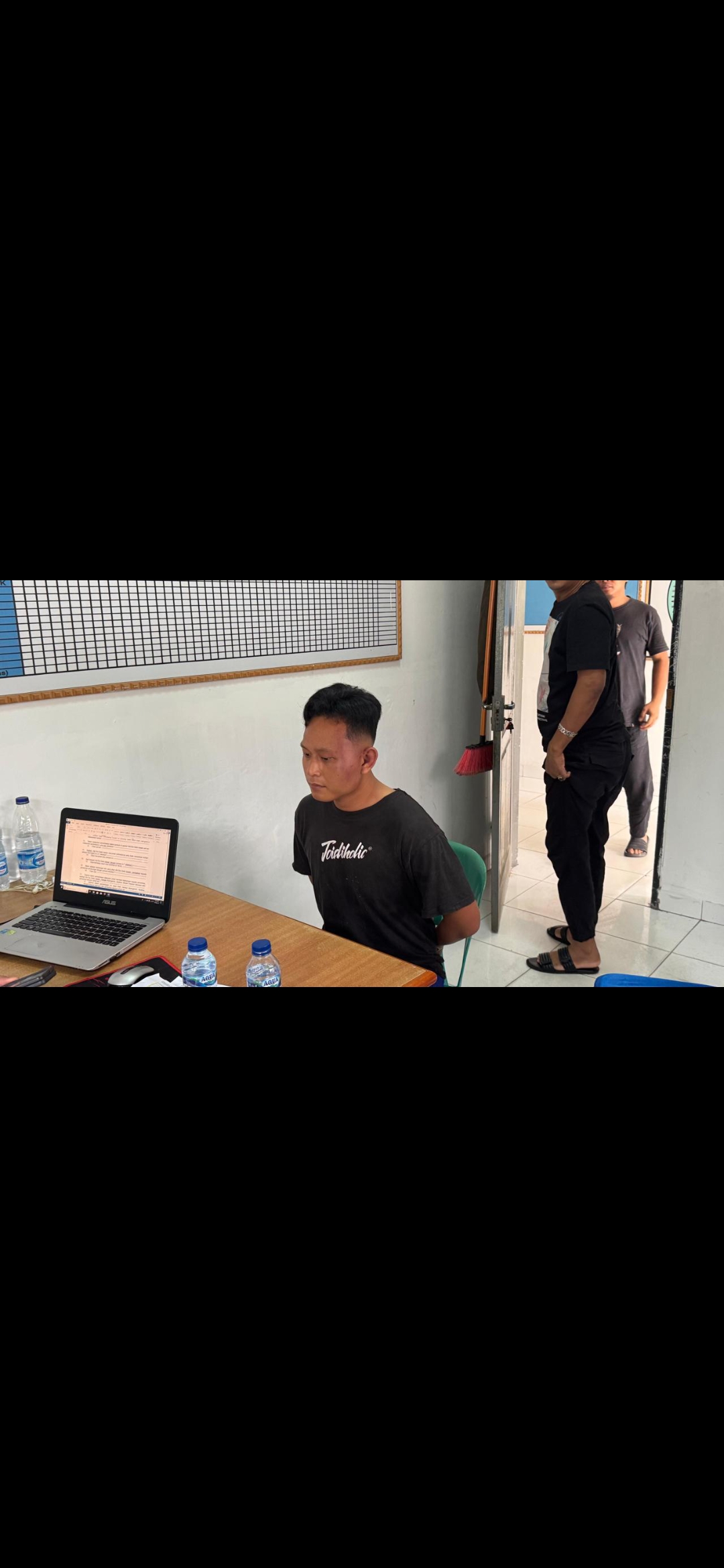 Foto beredar di media sosial dengan narasi Peltu Lubis, terduga pelaku penembakan polisi di Way Kanan menyerahkan diri.