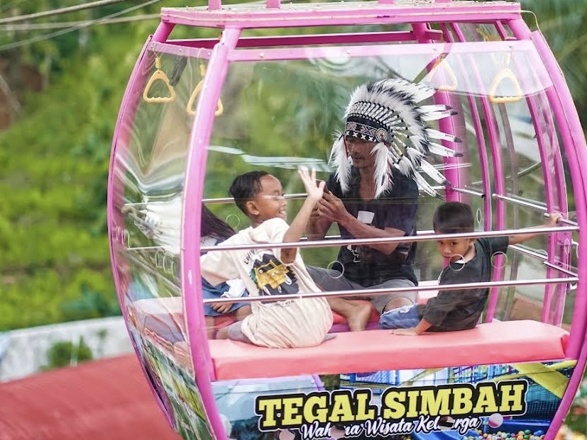 Wisata Tegal Simbah dengan aktivitas menarik yang bisa dilakukan, salah satunya menaiki wahana bermain Gondala (kereta gantung)