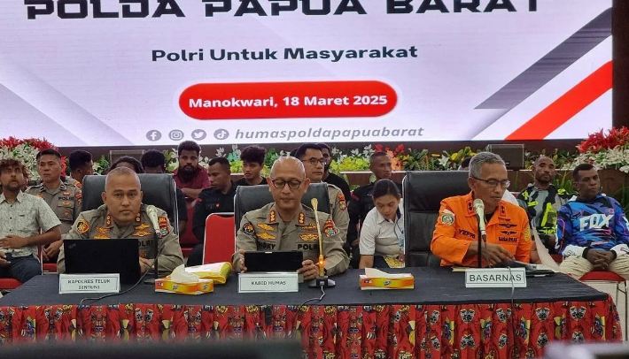 Kepala Bidang Humas Polda Papua Barat Kombes Pol Ongky Isgunawan (tengah) didampingi Kapolres Teluk Bintuni AKBP Choiruddin Wachid (kiri), dan Kepala Kantor Basarnas Manokwari saat konferensi pers.