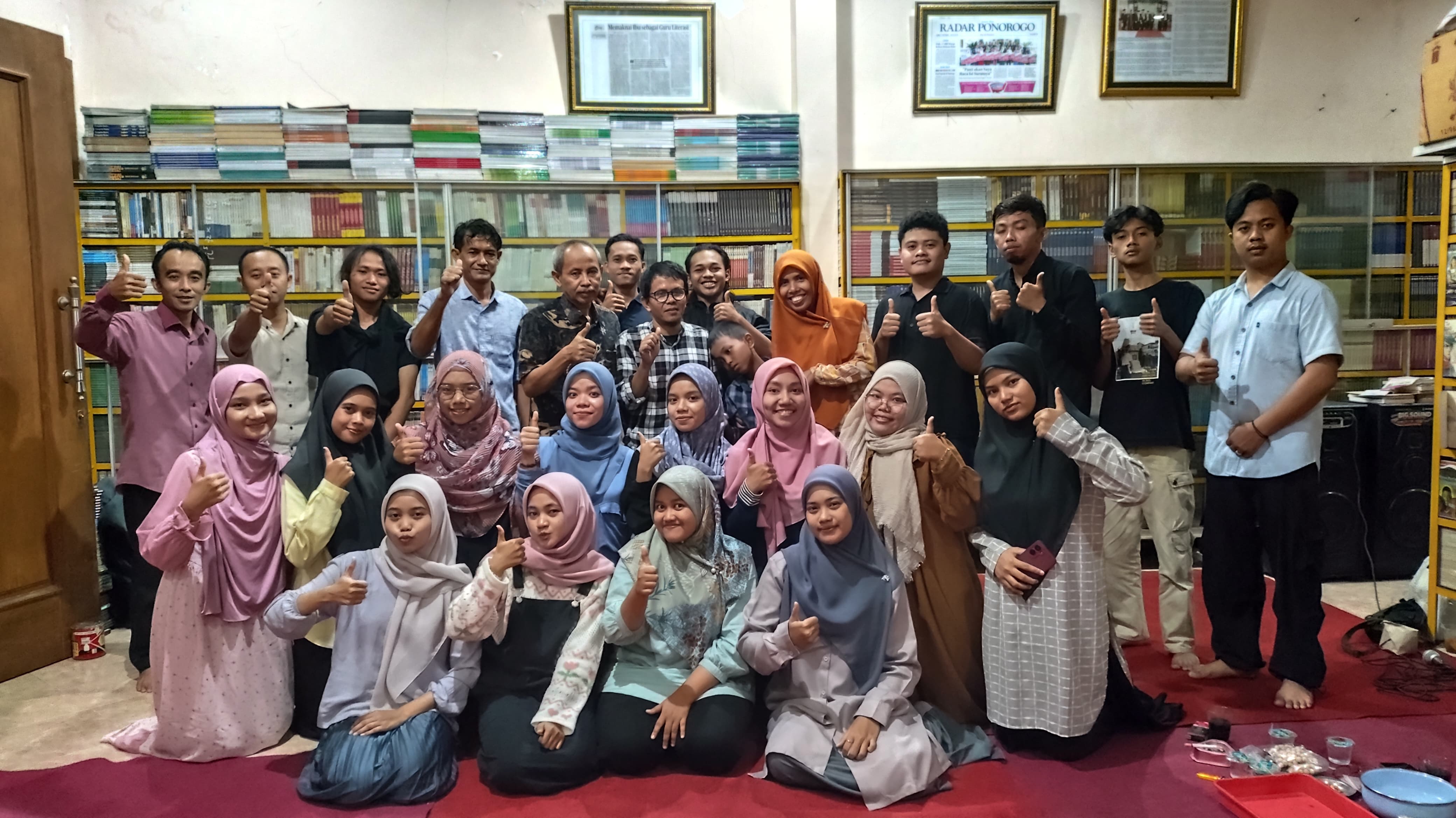 Tjak S. Parlan berbagi proses kreatif bersama Himpunan Mahasiswa Penulis (HMP) STKIP PGRI Ponorogo di Sutejo Spektrum Center (SSC).