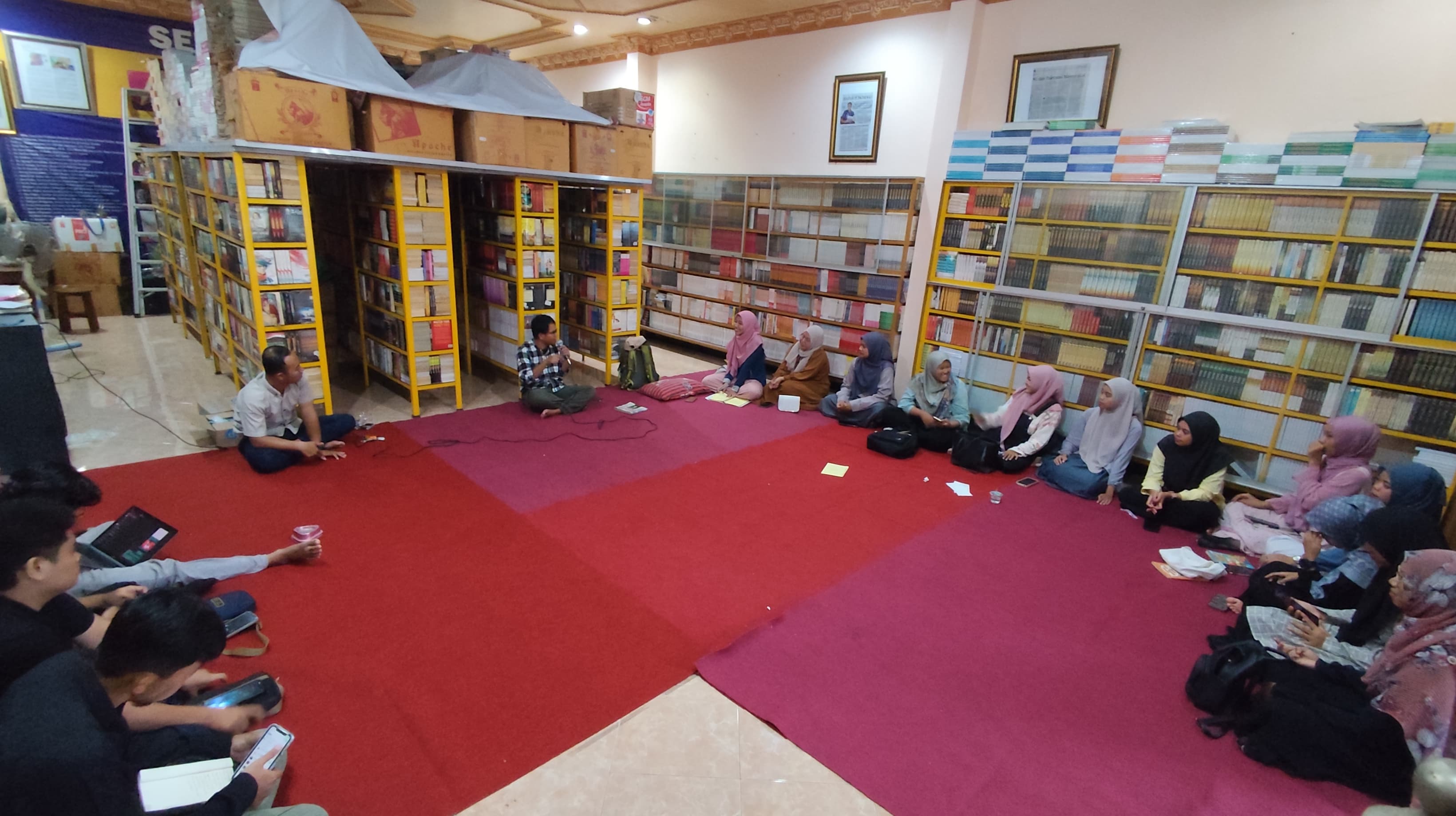 Tjak S Parlan berbagi cerita dalam acara ngabuburit literasi di Sutejo Spektrum Center (SSC).