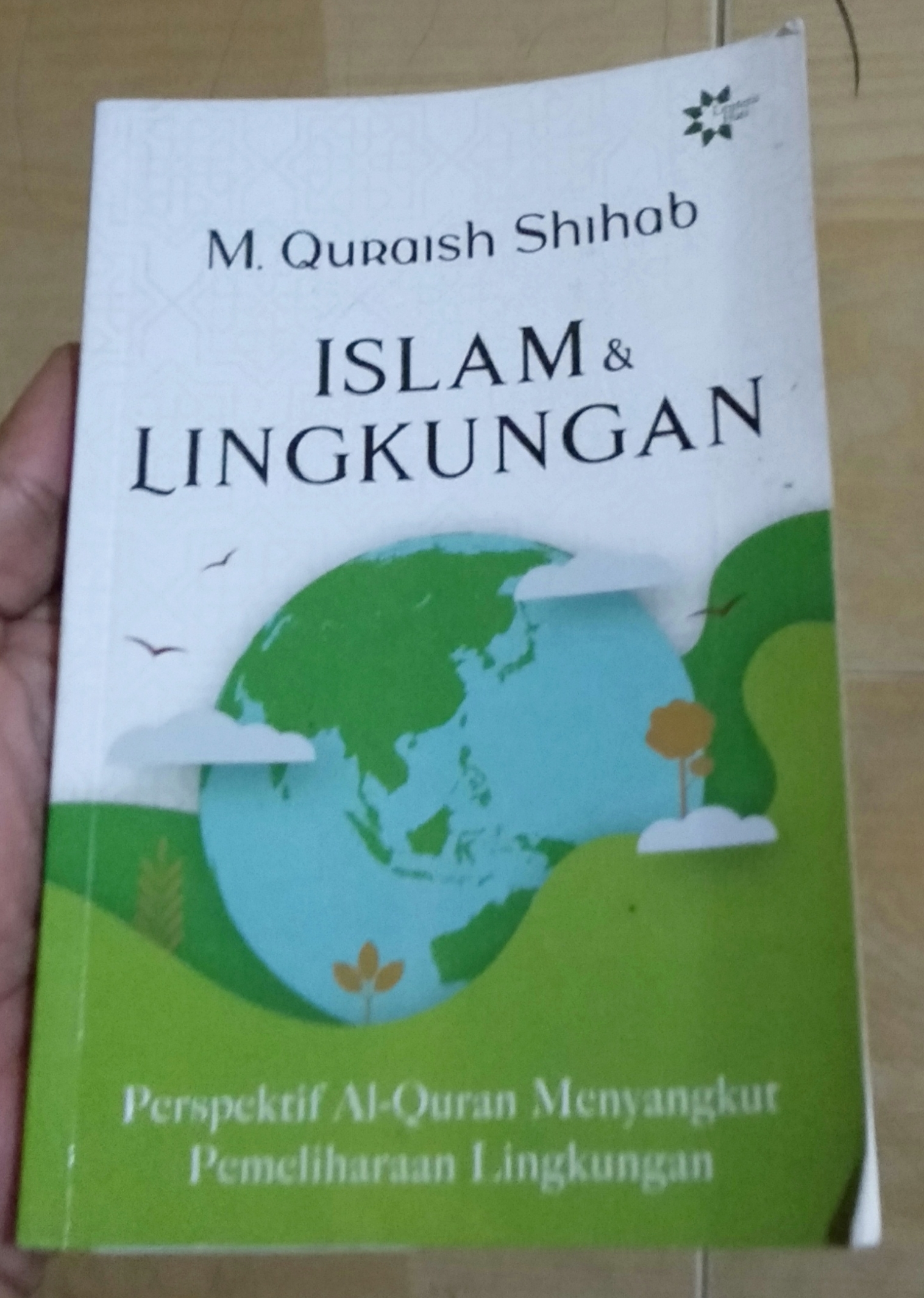 Dalam bukunya Islam & Lingkungan (2023), Quraish Shihab menegaskan bahwa menjaga alam adalah bagian dari tanggung jawab manusia.