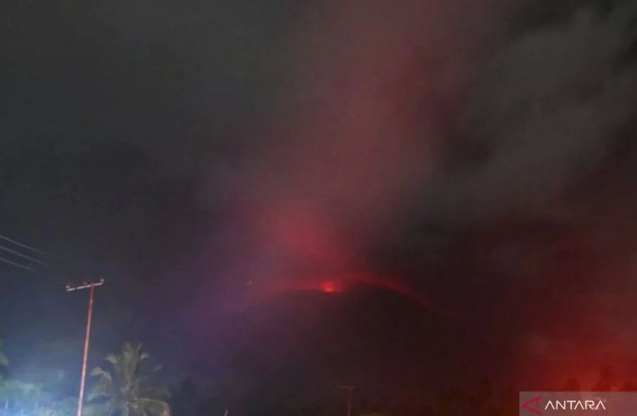 Gunung Lewotobi Laki-Laki meletus dan melontarkan abu vulkanik setinggi delapan kilometer.