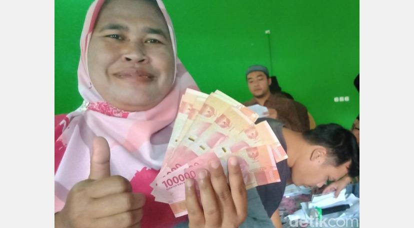 Senang! Seorang warga desa Wunut Klaten, terima THR dari pemdes.