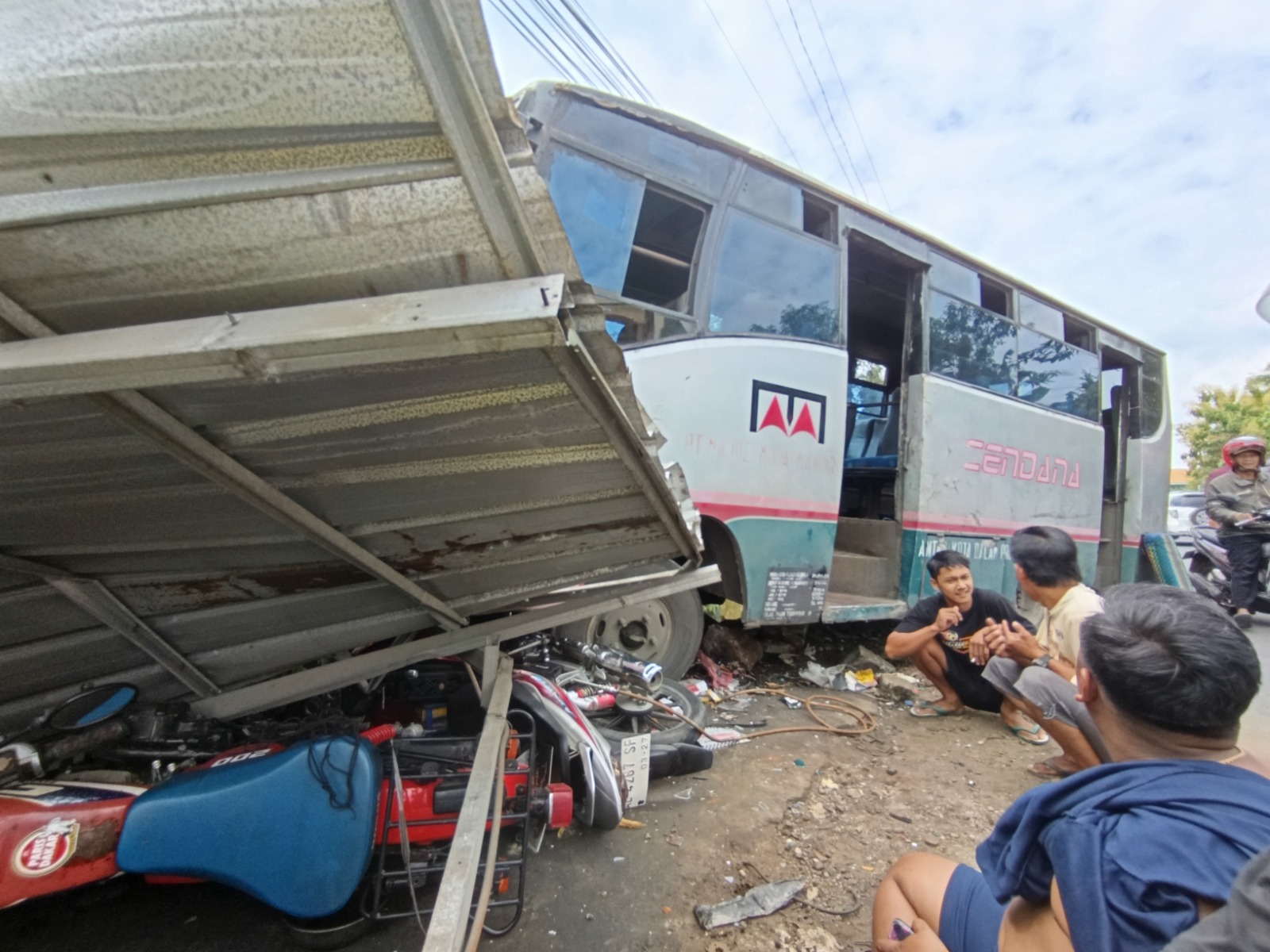 Bus Cendana hantam bengkel di Jalan Raya Madiun-Ponorogo masuk Desa Purwosari, Babadan, Ponorogo.