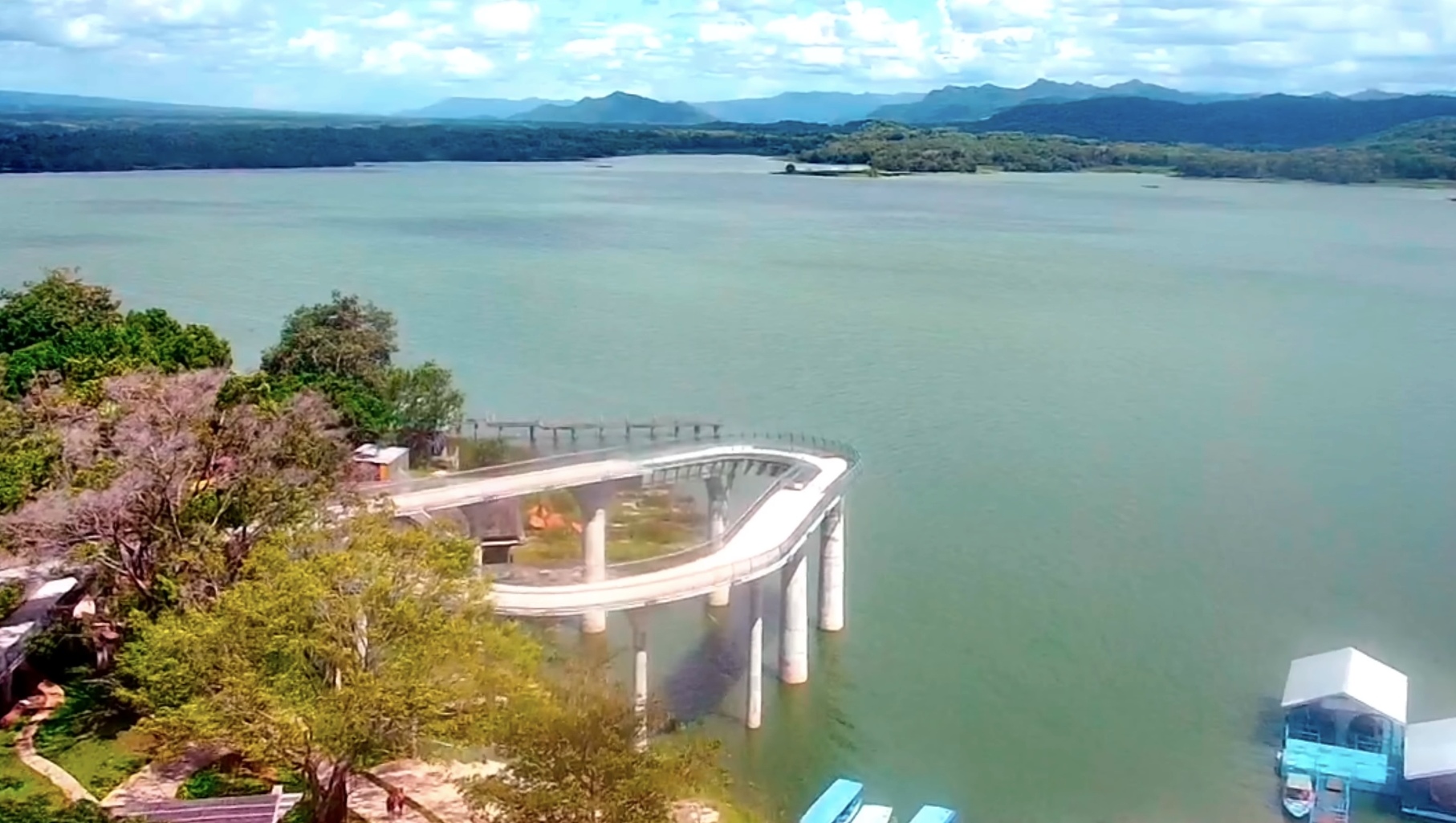 Jembatan Kaca Waduk Gajah Mungkur siap memberikan pengalaman seru dan menantang bagi para pengunjung.