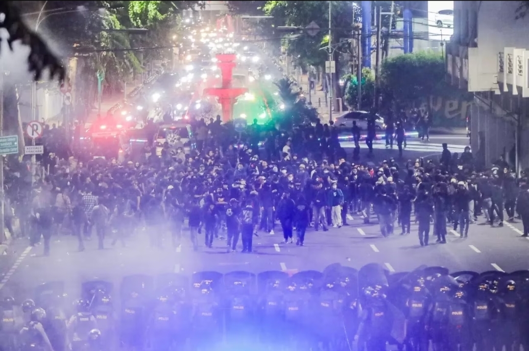 Demo tolak RUU TNI di Surabaya.