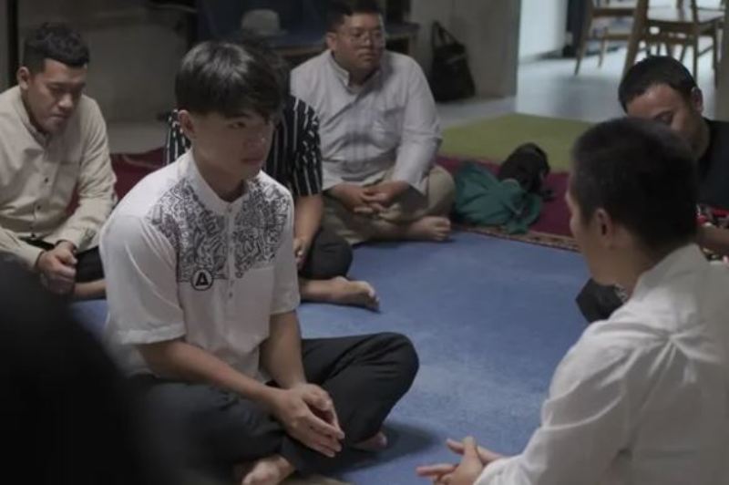 Steven Wongso mengucap syahadat dibimbing oleh Ustaz Felix Siauw.