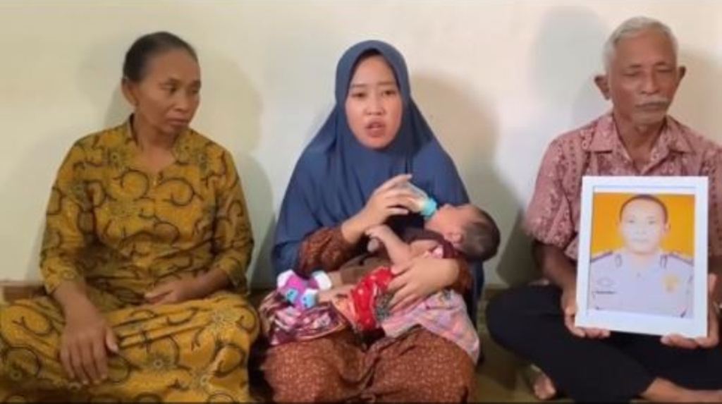 Tangisan Istri Aipda Petrus, korban penembakan 3 polisi saat penggerebakan judi sabung ayam di Way Kanan, Lampung.