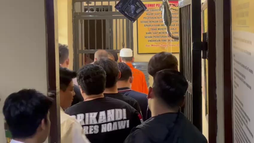 Polres Ngawi menahan kiai pengasuh ponpes di Ngawi atas dugaan tindak asusila santri laki-laki.