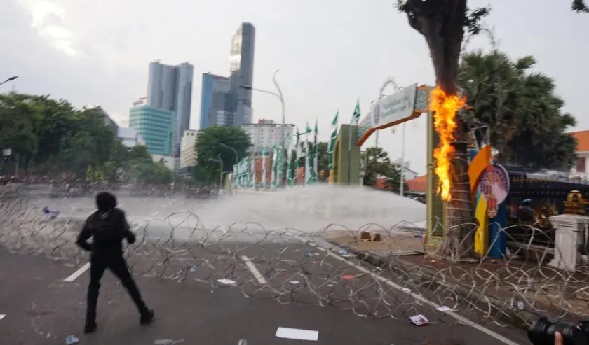 kericuhan demo RUU TNI di surabaya