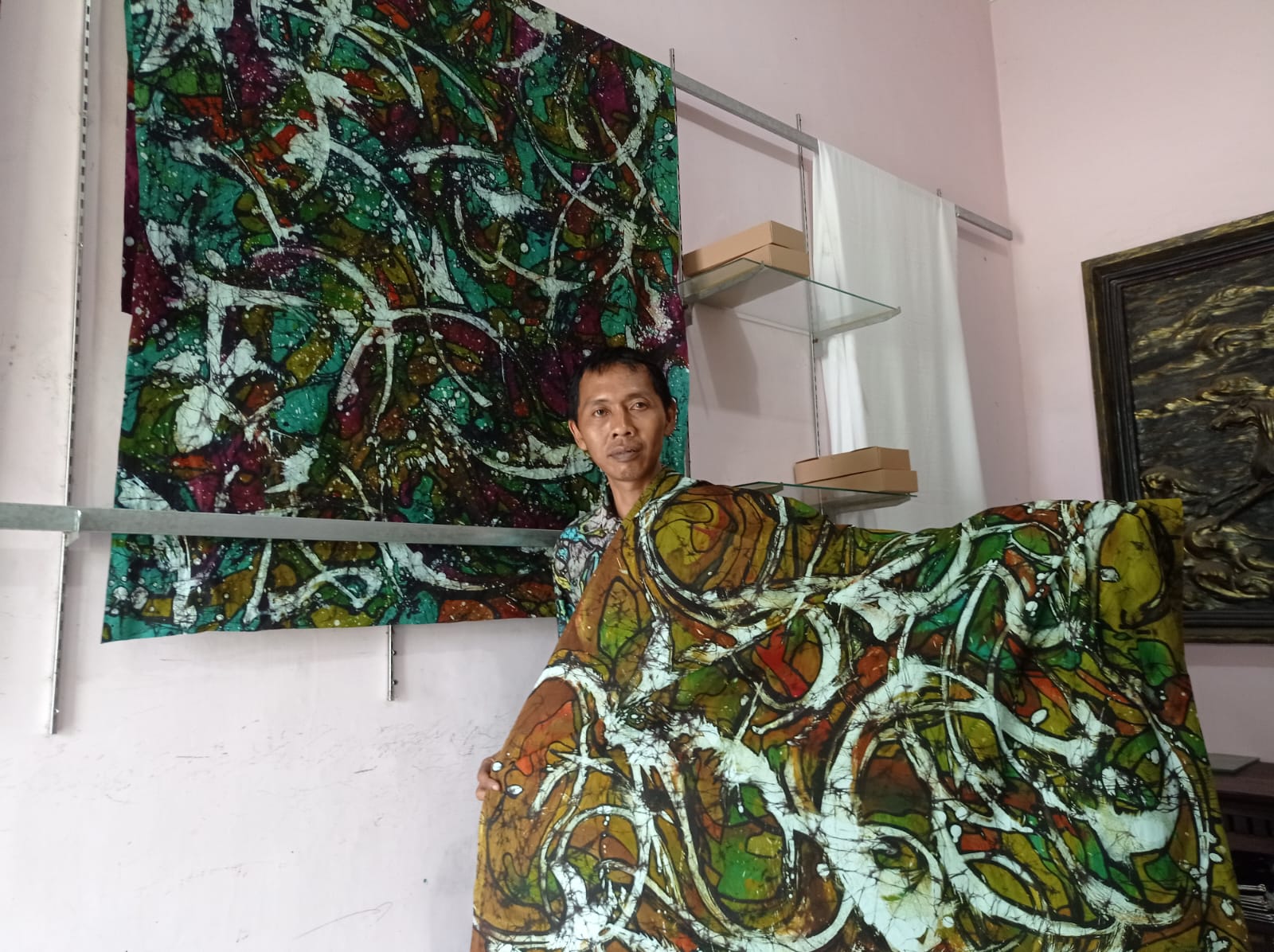 Batik abstrak kontemporer asal lereng Gunung Lawu.